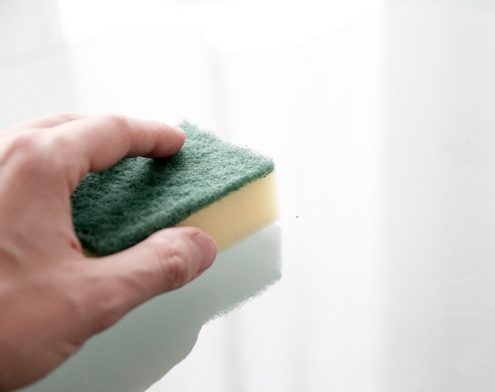 Cleaning with a sponge scourer