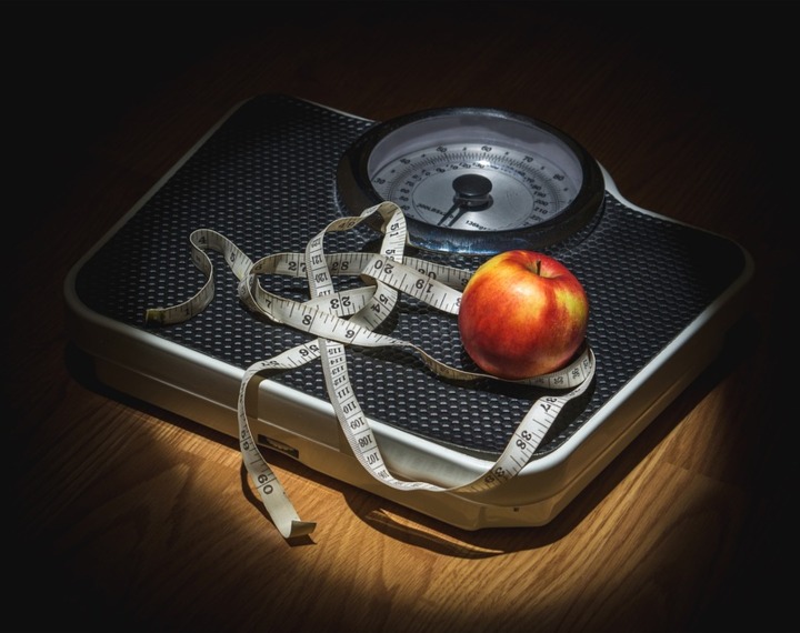 Weighing scales with apple on